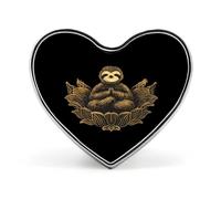 Spilla a forma di cuore con bradipo, ideale per meditazione e yoga, da appendere al risvolto o come decorazione per abiti, cappelli e borse.