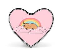 Spilla a forma di cuore con capibara che dorme tra le nuvole, decorazione in alluminio per zaini e cappelli.