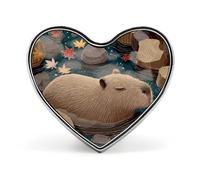 Spilla a forma di cuore con capibara che si gode l'autunno, in alluminio, decorazione per zaini e cappelli.