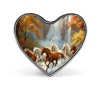 Spilla a forma di cuore con cavallo selvaggio e ruscello di montagna, carina, ideale per decorare zaini, giacche e cappelli.