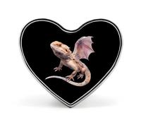Spilla a forma di cuore con drago barbuto e ali di pipistrello, spilla in metallo a forma di cuore, regalo per uomo e donna, ideale per abbigliamento, borse e cappelli.