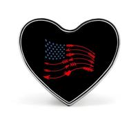 Spilla a forma di cuore con freccia e bandiera USA, ideale come decorazione per abiti, cappelli e borse.