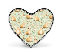 Spilla a forma di cuore con graziosi fiori di capibara, accessorio per abbigliamento e gioielli per uomo e donna.