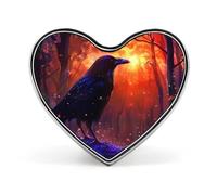 Spilla a forma di cuore con il simbolo del corvo americano, perfetta per decorare zaini, giacche e cappelli.