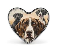 Spilla a forma di cuore con immagine di un bracco tedesco a pelo corto, ideale per la caccia, da appendere al bavero o come accessorio di abbigliamento per uomo e donna.