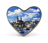 Spilla a forma di cuore con la città vecchia europea e il porto marittimo dell'Estonia, spilla carina per zaino, giacche, cappelli, decorazione