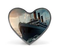 Spilla a forma di cuore con l'immagine del veliero Titanic, un grazioso distintivo gioiello