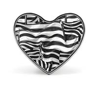Spilla a forma di cuore con motivo a bandiere bianche nere e alla moda spilla a forma di cuore in metallo squisita decorazione a forma di cuore spilla per abbigliamento zaino cappello giacche