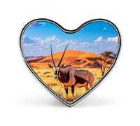 Spilla a forma di cuore con oryx nelle dune rosse, accessorio per abbigliamento e gioielli per uomo e donna.