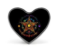 Spilla a forma di cuore con pentagramma wiccan, simbolo di stregoneria, magia e paganesimo, perfetta per decorare zaini, giacche e cappelli.