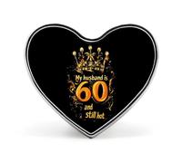 Spilla a forma di cuore con scritta "My Husband Is 60 Still Hot", per cravatta, abiti, matrimoni, compleanni, per uomini e donne, Love form, Metallo