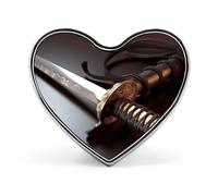 Spilla a forma di cuore con spada samurai giapponese, per adulti, in metallo, personalizzata, a forma di cuore, alla moda, per borse, vestiti, distintivi e regali
