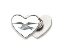 Spilla a forma di cuore in metallo con corvo geometrico Origa