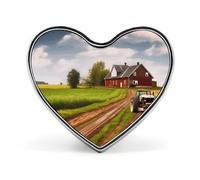 Spilla a forma di cuore in metallo con stampa di una strada di campagna, una fattoria e un trattore, ideale per zaini o risvo