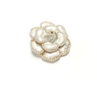 Spilla Camelia smaltata panna e perle cm 5