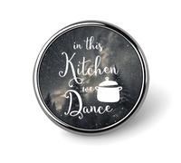 Spilla con citazione da cucina "In questa cucina balliamo" per zaini e giacche, idea regalo.