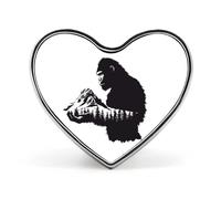 Spilla con distintivo a forma di cuore stampato Bigfoot che tiene una montagna, spilla divertente da bavero, decorazione per uomo e donna