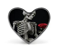 Spilla con scheletro che tiene una rosa rossa, spilla alla moda a forma di cuore, in metallo, squisita spilla da bavero, decorazione a forma di cuore, per abbigliamento, zaino, cappello, giacche