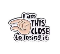 Spilla con scritta "I Am This Close To Losing It", Misura unica, Metallo