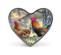 spilla con stampa di gallo e gallina a forma di cuore.