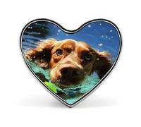 Spilla con stampa divertente di un cane che nuota, a tema amore.