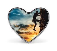 Spilla da bavero con distintivo a forma di cuore per uomo che si arrampica su una roccia al tramonto, per donne e uomini, per feste e matrimoni