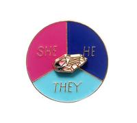 Spilla da bavero girevole con scritta in inglese "He She She They Spinner" smaltata, chiusura a farfalla, spilla decorativa
