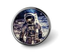 Spilla da bavero in metallo con fringuello grigio dal ventre rosso e ciliegia, raffigurante un astronauta statunitense in viaggio sulla Luna. Distintivo rotondo, leggero, resistente e alla moda, id
