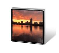 Spilla da bavero personalizzata con skyline della città di Charles River, tramonto, in lega di alluminio, personalizzata, 0,7" x 0,7" pollici, per zaini, cappelli, giacche, ab