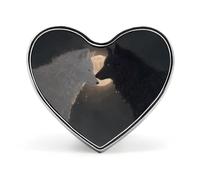 Spilla/distintivo a forma di cuore con due lupi e luna, in alluminio, decorazione per zaini e cappelli.