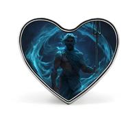 Spilla/distintivo a forma di cuore con l'immagine del dio greco Poseidone, in alluminio, ideale per decorare zaini e cappelli.