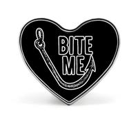 Spilla/distintivo da pesca "Bite Me" a forma di cuore in alluminio, decorazione per zaini e cappelli