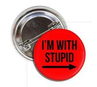 Spilla divertente con scritta "I'm with Stupid" da 3,8 cm, freccia che punta verso destra, prodotta negli Stati Uniti, Metallo, metallo
