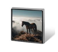 Spilla in metallo a forma di cavallo quadrato su una cima di montagna nebbiosa, spille divertenti e carine, spille commemorative in lega di alluminio stampate, spilla personalizzata per bavero, cap