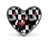 Spilla in metallo a forma di cuore con galli su sfondo a scacchi bianchi e neri, 2,5 cm, ideale per abbigliamento, borse, accessori e decorazioni per cravatte.