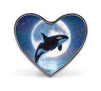 Spilla in metallo a forma di cuore con orca, balena, oceano e luna, 2,5 cm, ideale per vestiti, borse, accessori e cravatte.