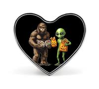 Spilla in metallo a forma di cuore da 2,5 cm con Bigfoot e alieni per Halloween, decorazione per abiti, borse e cravatte.