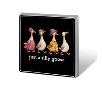 Spilla in metallo alla moda, divertente, "Just A Silly Goose", da 1 pollice, per vestiti, cappelli, borse, cravatte, accessori e decorazioni.