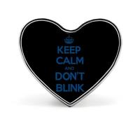 Spilla in metallo divertente "Keep Calm And Don't Blink" da 2,5 cm a forma di cuore | Accessori originali per abbigliamento, cappelli, borse e cravatte per uomo e donna