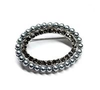 Spilla ovale decorata con perle grigie come perline e cristalli trasparenti, colore argento con perle simili a perle al centro, Pin decorativo di ispirazione vittoriana 49х49 mm (6740)