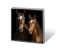 Spilla personalizzata con due cavalli in piedi su sfondo nero per uomo e donna, spilla quadrata carina e divertente per spille in lega di alluminio facili e sicure, accessori per abiti da sposa e fest