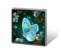 Spilla quadrata a forma di farfalla azzurra, 0,7x0,7 pollici, distintivo in alluminio, elegante accessorio personalizzato da indossare ogni giorno