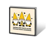 Spilla quadrata con scritta "Gnome Fights Endometriosis" (Gnomo contro l'endometriosi), leggera.