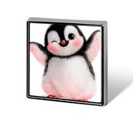 Spilla quadrata da bavero a forma di pinguino con ali spiegate.