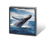 Spilla quadrata in lega di alluminio a forma di balena sopra l'acqua del mare nell'oceano, spilla da bavero, spilla decorativa alla moda per uomo e donna, zaini, vestiti, giacche, regalo.