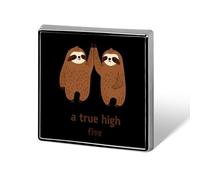 Spilla quadrata in metallo con bradipo "A True High Five" - Regalo perfetto per uomo, donna, vestiti, borse e cappelli.