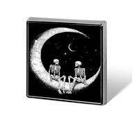 Spilla quadrata in metallo con scheletri romantici e scuri seduti sulla luna, regalo per uomo, donna, abbigliamento, borse, cappelli