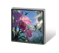 Spilla quadrata in smalto con orchidea Cattleya e colibrì, ideale come decorazione per cappelli, abbigliamento, borse, accessori e regali.