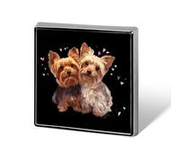 Spilla quadrata smaltata con simpatici Yorkshire Terrier, ideale come decorazione per cappelli, abbigliamento, borse, accessori e regali.