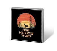 Spilla quadrata vintage smaltata con scritta "Facilmente distratto dalle capre", ideale come decorazione per cappelli, abbigliamento, borse, accessori e regali.